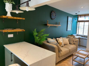 Luxurious one-bedroom seaside apartment